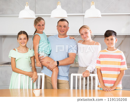 Father with four kids 119110208