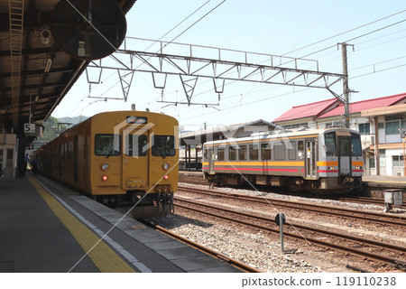 伯備線115系1600停靠在新見站(岡山⇔新見) 伯備線115系1600停靠在新見站(岡山⇔新見) 119110238