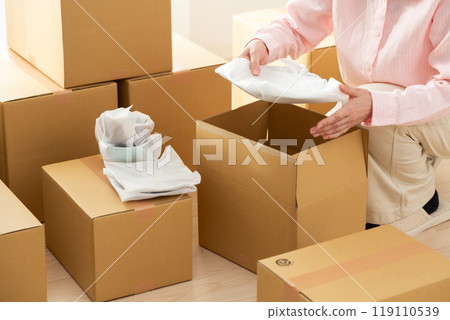 中年婦女打開裝有移動行李的紙箱 119110539