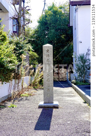 大阪府豐中市岡町北,阪急寶塚本線岡町站西口附近的小石塚古墳石碑景觀 大阪府豐中市岡町北,阪急寶塚本線岡町站西口附近的小石塚古墳石碑景觀 119111534