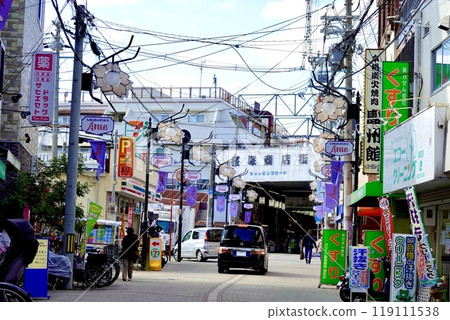 大阪府豐中市中櫻塚市阪急寶塚本線岡町站東口櫻塚商店街拱廊街風景 119111538