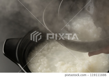 粥:用砂鍋煮粥,盛入碗中。 粥:用砂鍋煮粥,盛入碗中。 119111886