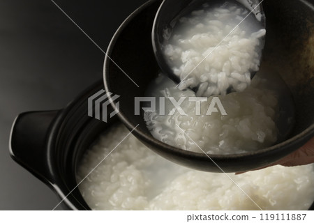 粥:用砂鍋煮粥,盛入碗中。 粥:用砂鍋煮粥,盛入碗中。 119111887