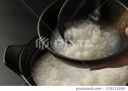 Porridge: Porridge cooked in a clay pot is served in a rice bowl. Porridge: Porridge cooked in a clay pot is served in a rice bowl. 119111889
