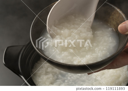Porridge: Porridge cooked in a clay pot is served in a rice bowl. Porridge: Porridge cooked in a clay pot is served in a rice bowl. 119111893