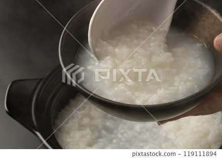 Porridge: Porridge cooked in a clay pot is served in a rice bowl. Porridge: Porridge cooked in a clay pot is served in a rice bowl. 119111894