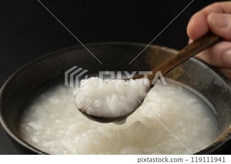 Porridge: Pick up the porridge with a spoon 119111941