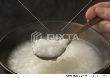 煮粥：用湯匙舀起粥 119111943