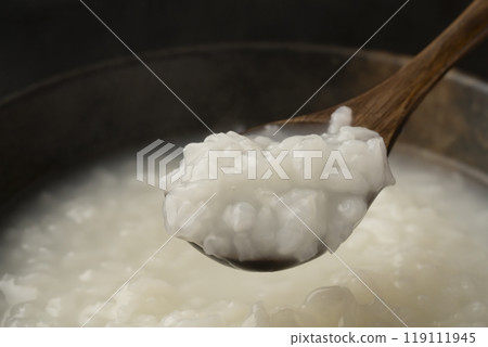 Porridge: Pick up the porridge with a spoon 119111945