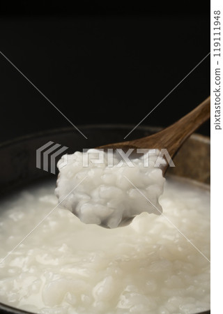 煮粥：用湯匙舀起粥 119111948
