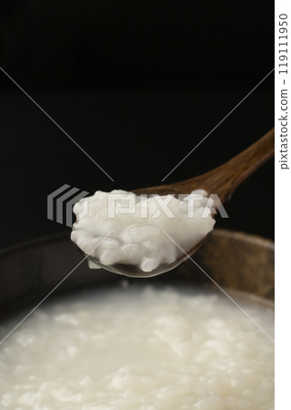煮粥：用湯匙舀起粥 119111950