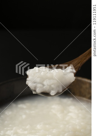 煮粥：用湯匙舀起粥 119111951