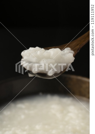 煮粥：用湯匙舀起粥 119111952