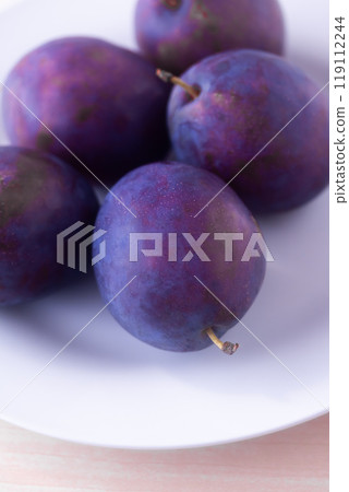 Large, ripe fresh prunes 119112244