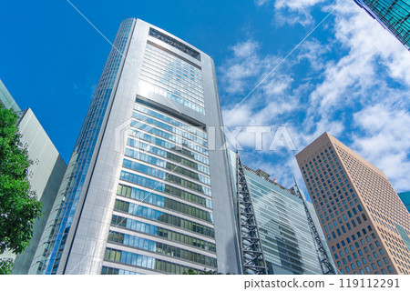 Shiodome skyscrapers and white clouds 119112291