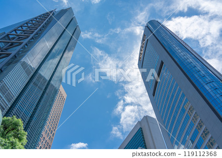 Shiodome skyscrapers and white clouds 119112368