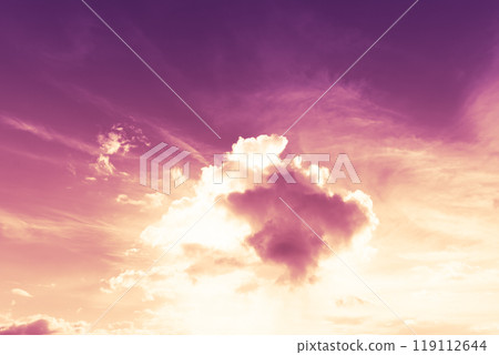 夏天的天空、雲彩和陽光背光 夏天的天空、雲彩和陽光背光 119112644