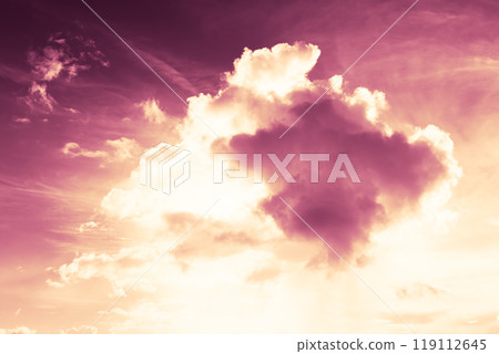 夏天的天空、雲彩和陽光背光 夏天的天空、雲彩和陽光背光 119112645