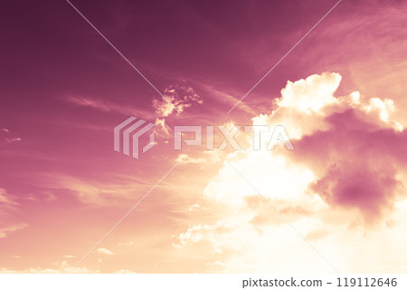 夏天的天空、雲彩和陽光背光 夏天的天空、雲彩和陽光背光 119112646