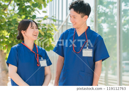 Men and women of doctors, doctors, nurses, medical workers, doctors, occupational therapists, and physical therapists wearing scrubs Men and women of doctors, doctors, nurses, medical workers, doctors, occupational therapists, and physical therapists wearing scrubs 119112763