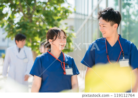 男女醫生、醫生、護士、醫療工作者、醫師、職能治療師、物理治療師穿著磨砂膏 119112764