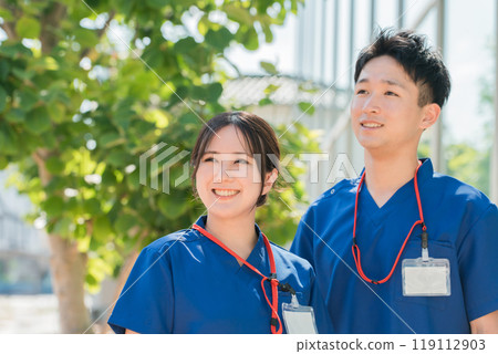Men and women of doctors, doctors, nurses, medical workers, doctors, occupational therapists, and physical therapists wearing scrubs 119112903