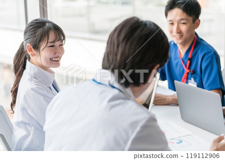 男性和女性護士、技術人員、職業治療師、物理治療師和醫生在醫療辦公室舉行會議、會議和會議 119112906