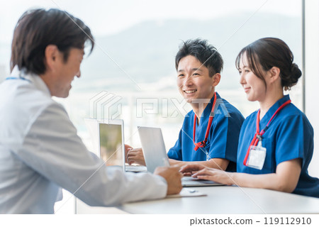 Male and female nurses, technicians, occupational therapists, physical therapists, and doctors having conferences, meetings, and meetings at a medical office Male and female nurses, technicians, occupational therapists, physical therapists, and doctors having conferences, meetings, and meetings at a medical office 119112910