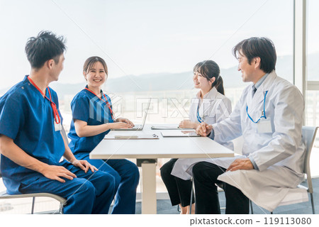 男性和女性醫生、醫生、護士、醫務工作者和技術人員在醫療辦公室舉行會議、會議或會議 男性和女性醫生、醫生、護士、醫務工作者和技術人員在醫療辦公室舉行會議、會議或會議 119113080