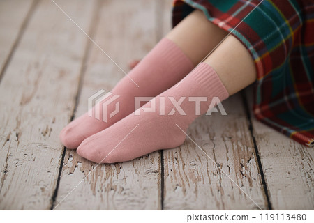 穿著襪子的年輕女子的腳 穿著襪子的年輕女子的腳 119113480