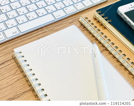 筆記型電腦和電腦在桌上 筆記型電腦和電腦在桌上 119114201