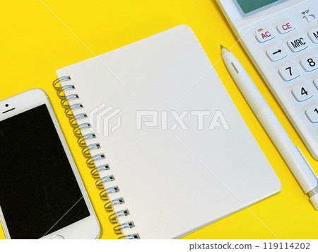 白環筆記本、智慧型手機和計算器 白環筆記本、智慧型手機和計算器 119114202