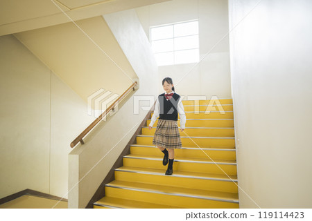 女學生在學校下樓梯 119114423
