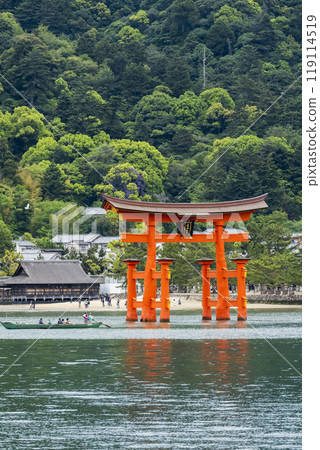 World Heritage Site and one of Japan's Three Most Scenic Views, Itsukushima Shrine's Great Torii Gate, Miyajima, Hatsukaichi City, Hiroshima Prefecture 119114519