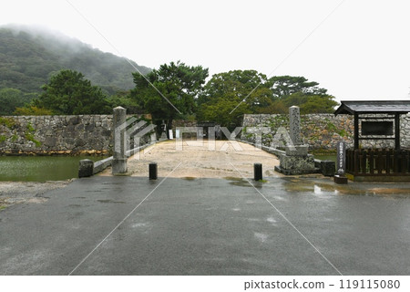 [Hagi City Kitanagato Coast National Park "Hagi Castle Ruins Shizuki Park" Hagi Castle Honmaru Gate Ruins Entrance] 119115080