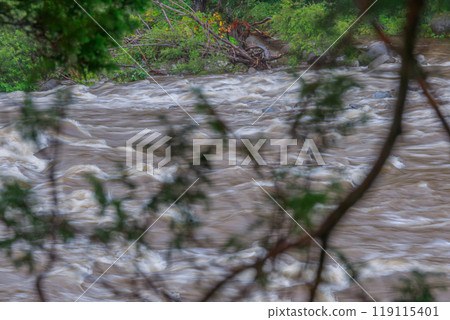 原本平靜的山間溪流，因大雨而水位上升，變成了危險的激流。 119115401