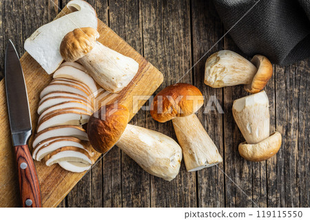 Fresh boletus mushrooms on wooden table. Top view. 119115550