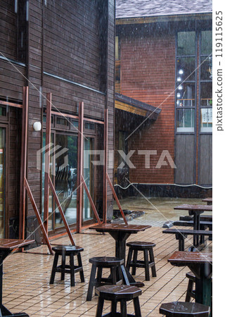 公共設施被雨淋濕的景象 119115625
