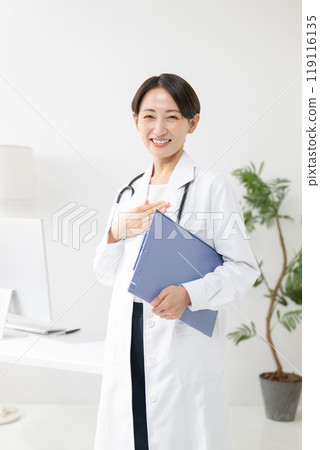 穿著白大褂的女醫生 119116135