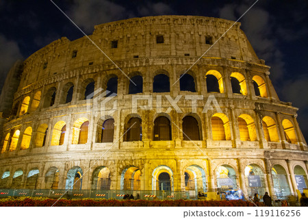 羅馬歷史中心羅馬競技場圓形劇場遺址的夜景，這是南歐義大利共和國拉齊奧的世界遺產 119116256