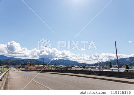 從立體交叉橋上眺望秋田縣田澤湖町的清爽秋景 119116356