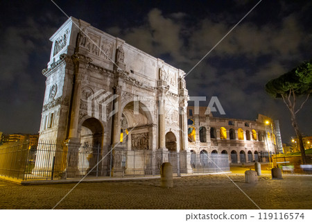 君士坦丁凱旋門和羅馬競技場的夜景，位於羅馬歷史中心，是南歐義大利共和國拉齊奧的世界遺產 119116574