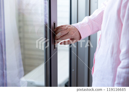 中年婦女打開陽台窗戶 119116685