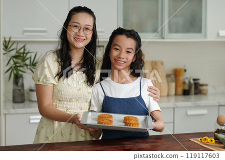 Mom And Daughter Making Cakes Mom And Daughter Making Cakes 119117603