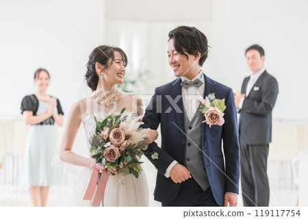 新娘和新郎走在婚禮大廳（處女路、教堂、禮拜堂） 119117754