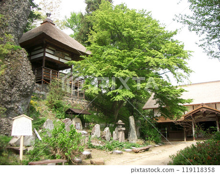 Chorakuji Temple (Main Hall and Kannon Hall) in Obasute, Nagano Prefecture Chorakuji Temple (Main Hall and Kannon Hall) in Obasute, Nagano Prefecture 119118358