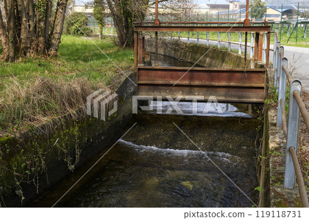 an old sluice in an agricultural irrigation canal 119118731