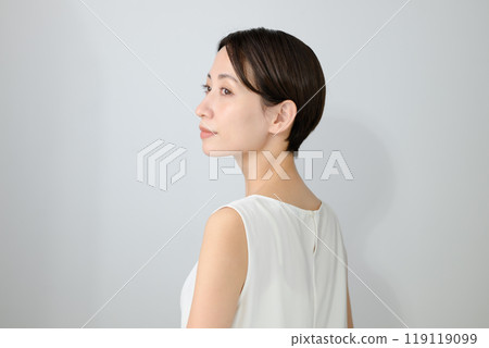 Middle-aged women beauty skin care 119119099