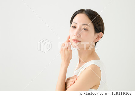 中年女性美容保養 119119102