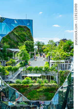 [Tokyo] A lush rooftop garden at Tokyu Plaza Harajuku's "Harakado" 119119499